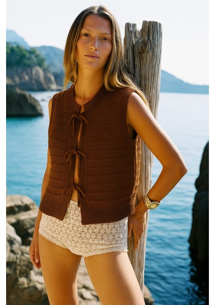 Önü Bağlamalı Triko Yelek
