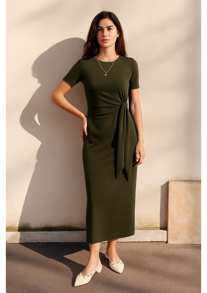 Kısa Kollu Fiyonk Bağlama Detaylı Modal Elbise