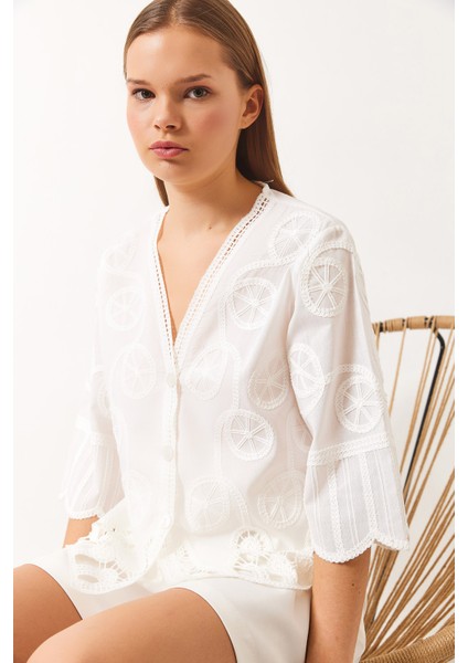 Kadın Brode Detaylı V Yaka Düğmeli Çan Kol Gömlek