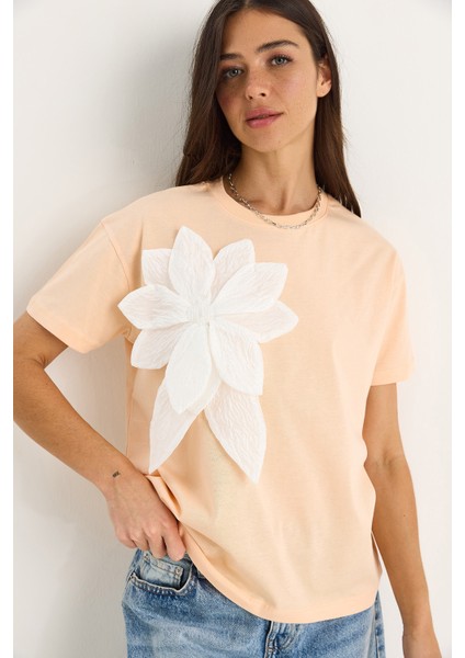 Kadın Çiçek Aksesuarlı Kısa Kollu Pamuklu T-Shirt