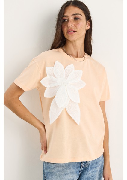 Kadın Çiçek Aksesuarlı Kısa Kollu Pamuklu T-Shirt fiyatları