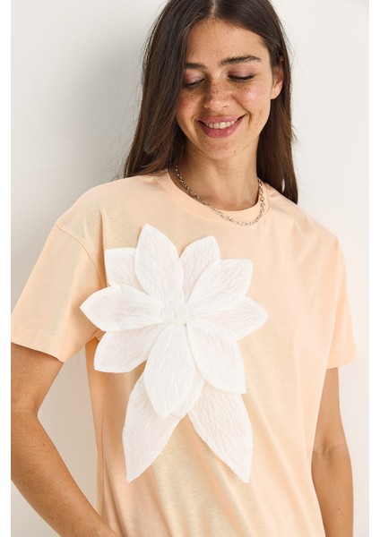 Kadın Çiçek Aksesuarlı Kısa Kollu Pamuklu T-Shirt modelleri