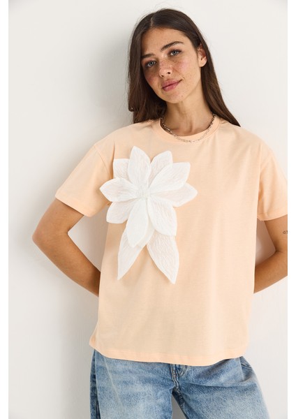 Kadın Çiçek Aksesuarlı Kısa Kollu Pamuklu T-Shirt fırsatları