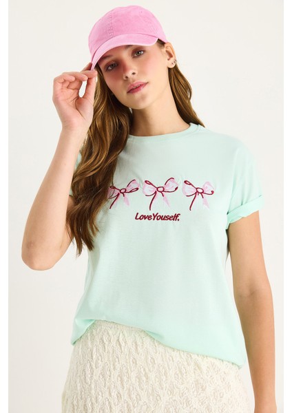 Kadın Bisiklet Yaka Kısa Kollu Nakışlı T-Shirt fiyatları