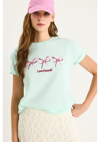 Kadın Bisiklet Yaka Kısa Kollu Nakışlı T-Shirt modelleri