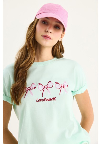 Kadın Bisiklet Yaka Kısa Kollu Nakışlı T-Shirt fırsatları