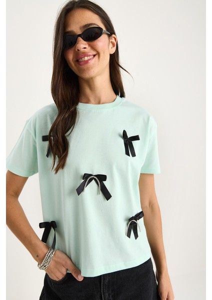 Kadın Saten Kurdela Aksesuarlı Taş Detaylı T-Shirt