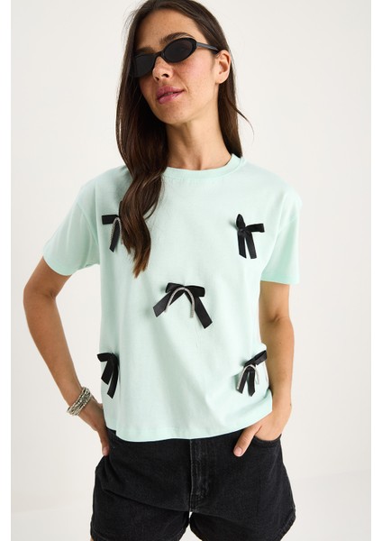 Kadın Saten Kurdela Aksesuarlı Taş Detaylı T-Shirt fiyatları