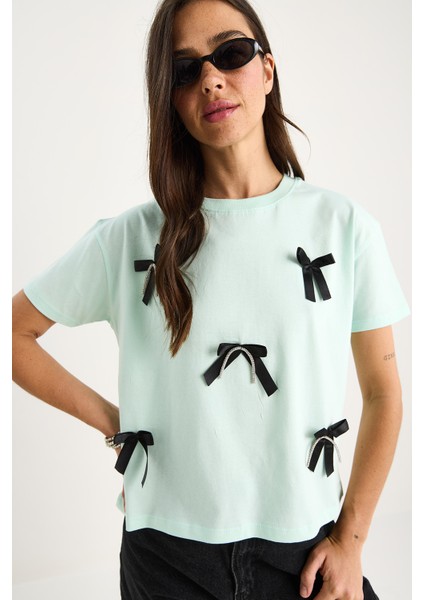 Kadın Saten Kurdela Aksesuarlı Taş Detaylı T-Shirt fırsatları
