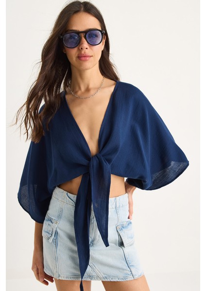 Kadın Geniş Kollu V Yaka Bağlama Detaylı Müslin Bluz