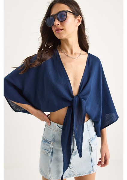 Kadın Geniş Kollu V Yaka Bağlama Detaylı Müslin Bluz modelleri