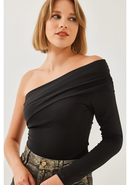 Kadın Madonna Yaka Tek Kollu Bluz fiyatları