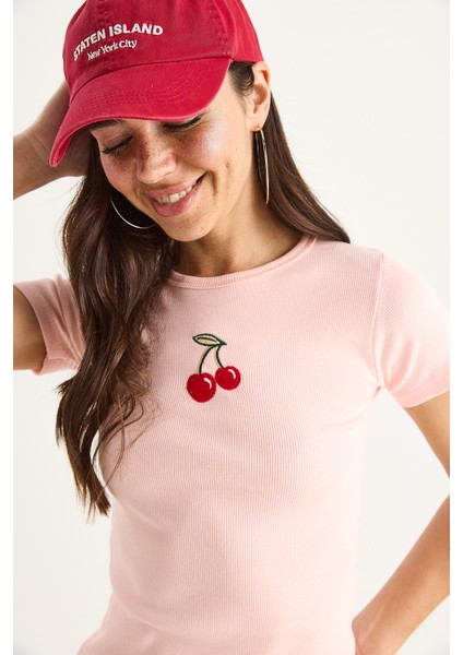 Kadın Kiraz Nakışlı Fitilli Basic Crop T-Shirt fırsatları