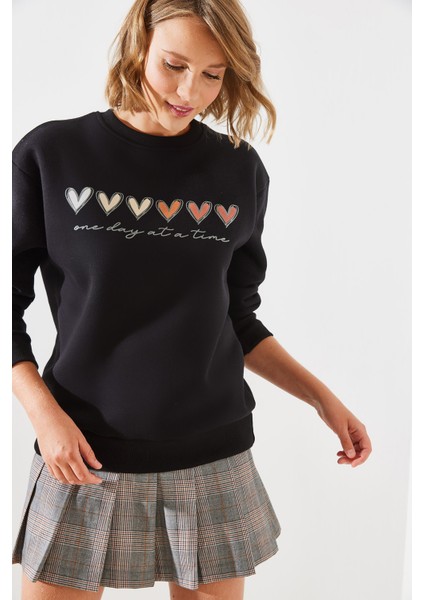 Kadın Üç Iplik Şardonlu Renkli Kalp Baskılı Sweatshirt Mbhs