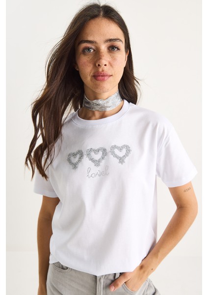 Kadın Taşlı Kalp Aksesuarlı Normal Kalıp Pamuklu T-Shirt fiyatları