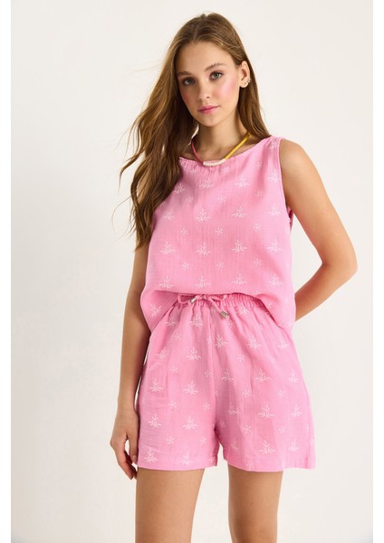 Kadın Kalın Askılı Bluz Beli Lastikli Cep Dataylı Şort Kendinden Çiçek Nakışlı Müslin Takım modelleri