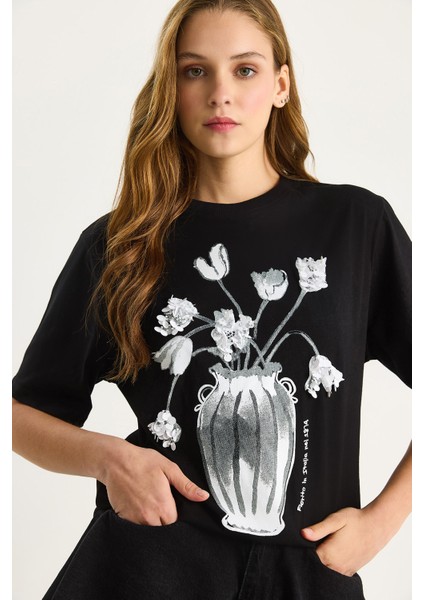 Kadın Bisiklet Yaka Kısa Kollu Çiçek Baskılı Pul Detaylı T-Shirt