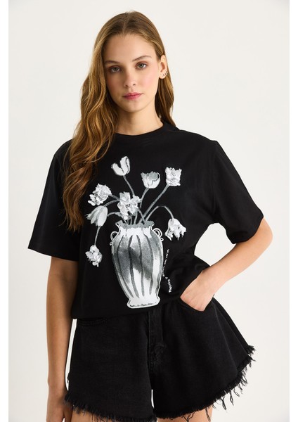 Kadın Bisiklet Yaka Kısa Kollu Çiçek Baskılı Pul Detaylı T-Shirt fiyatları