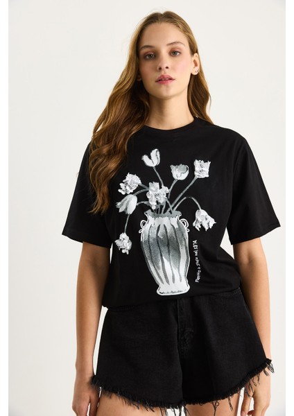 Kadın Bisiklet Yaka Kısa Kollu Çiçek Baskılı Pul Detaylı T-Shirt modelleri