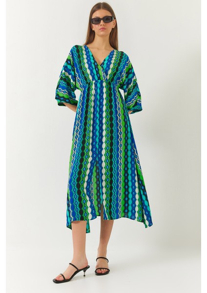 Kadın Kruvaze V Yaka Önden Yırtmaç Detaylı Desenli Elbise