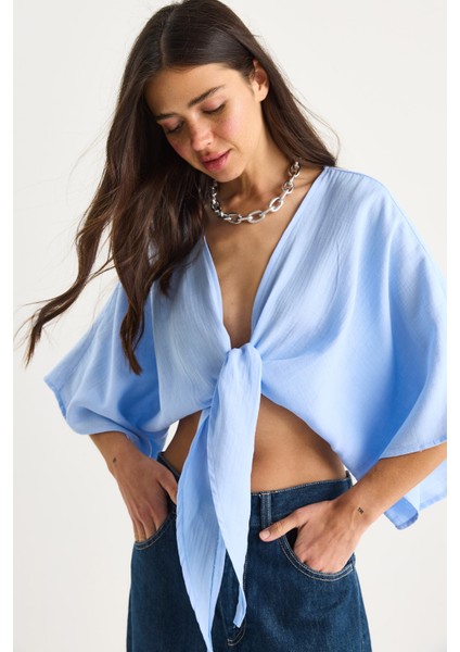 Kadın Geniş Kollu V Yaka Bağlama Detaylı Müslin Bluz