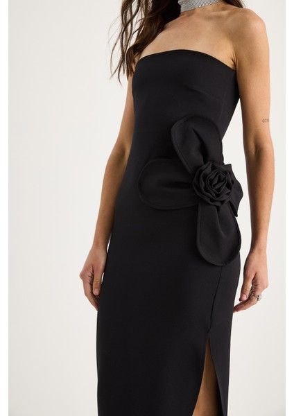 Kadın Çiçek Aksesuarlı Yırtmaç Detaylı Straplez Maxi Elbise