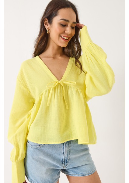 Kadın V Yaka Bağlama Detaylı Müslin Bluz