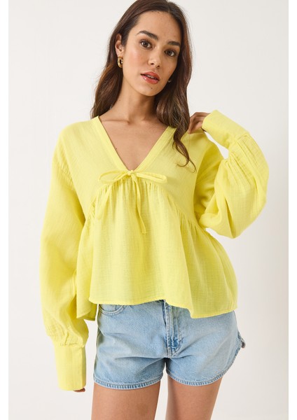Kadın V Yaka Bağlama Detaylı Müslin Bluz fırsatları