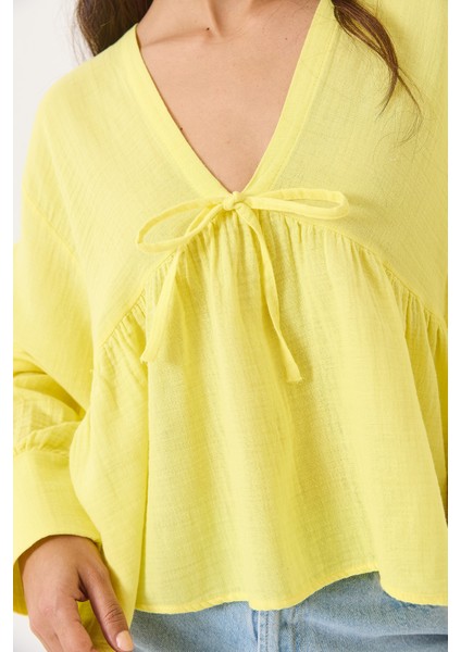 Kadın V Yaka Bağlama Detaylı Müslin Bluz