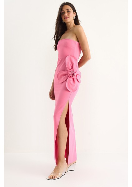 Kadın Çiçek Aksesuarlı Yırtmaç Detaylı Straplez Maxi Elbise