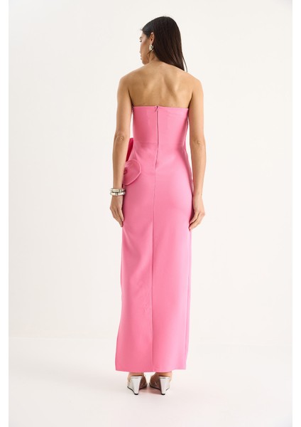 Kadın Çiçek Aksesuarlı Yırtmaç Detaylı Straplez Maxi Elbise modelleri