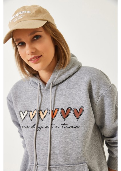 Kadın Üç Iplik Şardonlu Renkli Kalp Baskılı Kapşonlu Sweatshirt Mbhs