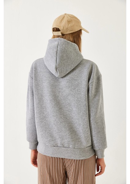 Kadın Üç Iplik Şardonlu Renkli Kalp Baskılı Kapşonlu Sweatshirt Mbhs fiyatları