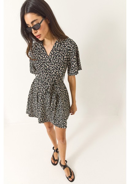 Kadın Papatya Desenli V Yaka Kuşaklı Şortlu Mini Elbise fiyatları