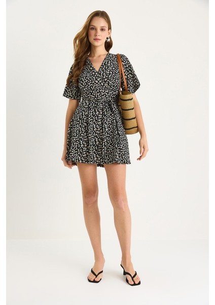 Kadın Papatya Desenli V Yaka Kuşaklı Şortlu Mini Elbise fırsatları