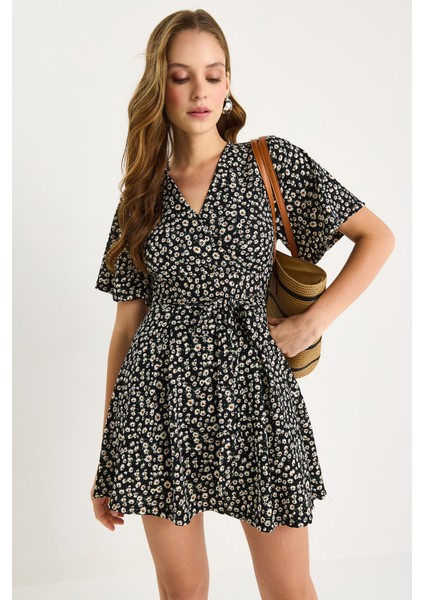 Kadın Papatya Desenli V Yaka Kuşaklı Şortlu Mini Elbise