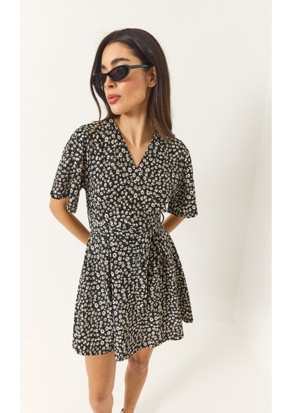 Kadın Papatya Desenli V Yaka Kuşaklı Şortlu Mini Elbise