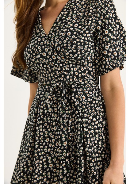 Kadın Papatya Desenli V Yaka Kuşaklı Şortlu Mini Elbise