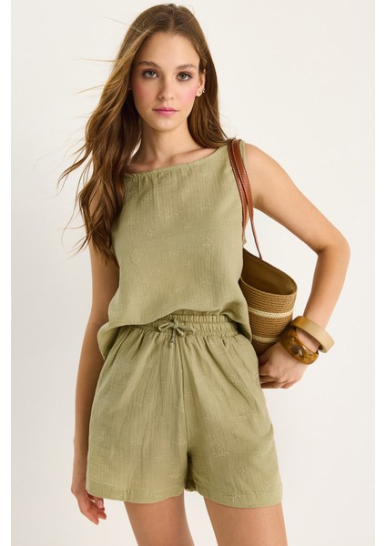 Kadın Kalın Askılı Bluz Beli Lastikli Cep Dataylı Şort Kendinden Çiçek Nakışlı Müslin Takım