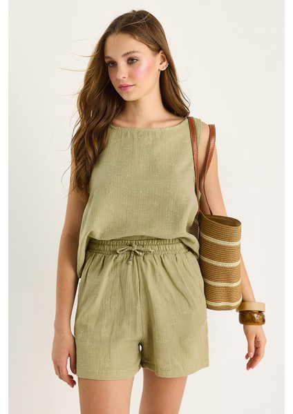 Kadın Kalın Askılı Bluz Beli Lastikli Cep Dataylı Şort Kendinden Çiçek Nakışlı Müslin Takım fırsatları