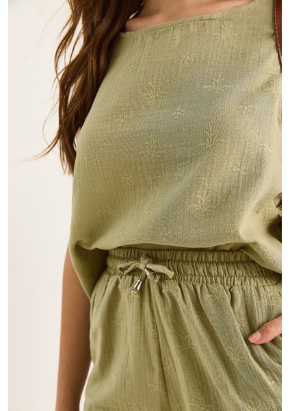 Kadın Kalın Askılı Bluz Beli Lastikli Cep Dataylı Şort Kendinden Çiçek Nakışlı Müslin Takım