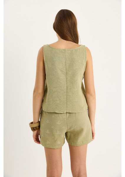 Kadın Kalın Askılı Bluz Beli Lastikli Cep Dataylı Şort Kendinden Çiçek Nakışlı Müslin Takım