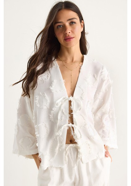 Kadın Önü Bağlamalı Kendinden Nakışlı Püsküllü Salaş Kimono -