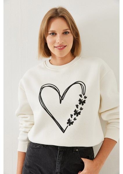 Kadın Baskılı Kalp Detaylı Bisiklet Yaka Iplik Şardonlu Sweatshirt modelleri