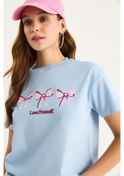 Kadın Bisiklet Yaka Kısa Kollu Nakışlı T-Shirt fiyatları