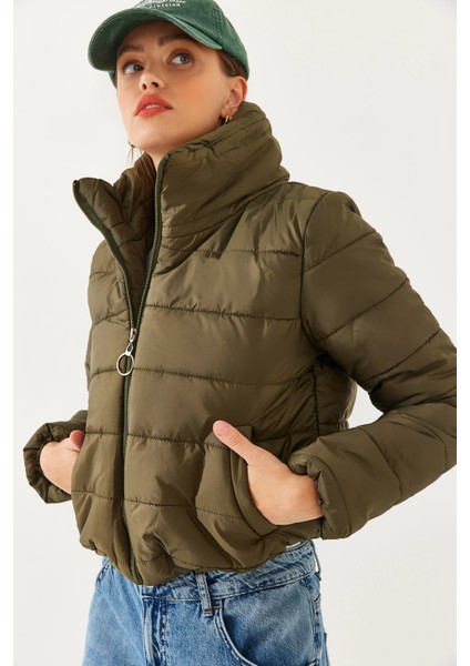 Kadın Dikiş Detaylı Dik Yaka Su Geçirmez Kısa Şişme Mont