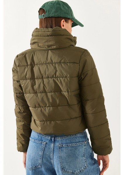 Kadın Dikiş Detaylı Dik Yaka Su Geçirmez Kısa Şişme Mont modelleri