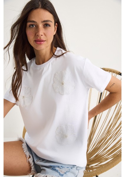 Bisiklet Yaka Çiçek Aksesuarlı Kısa Kollu T-Shirt