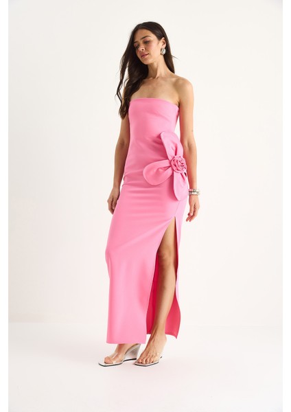 Kadın Çiçek Aksesuarlı Yırtmaç Detaylı Straplez Maxi Elbise fiyatları