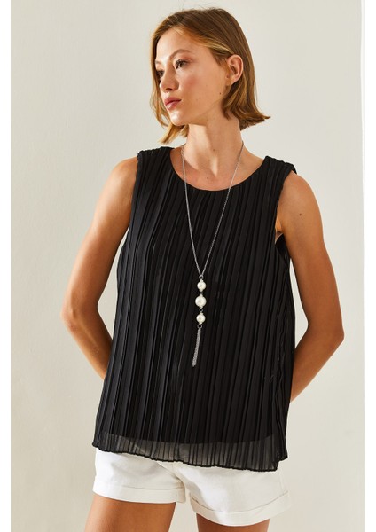 Kadın Piliseli Metal Kolye Aksesuarlı Astarlı Kalın Askılı Bluz